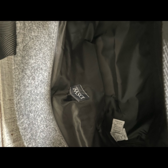 NEW Travel Tote with Zipper - Picture 7 of 8